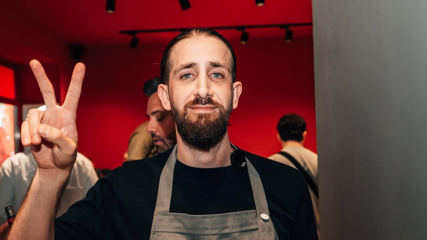 Omar Nhas, Gründer von Nhas City Chicken, bei der Eröffnung an der Sonnenallee – Motiv aus dem Tagesspiegel-Bericht über die Uber Eats Awards