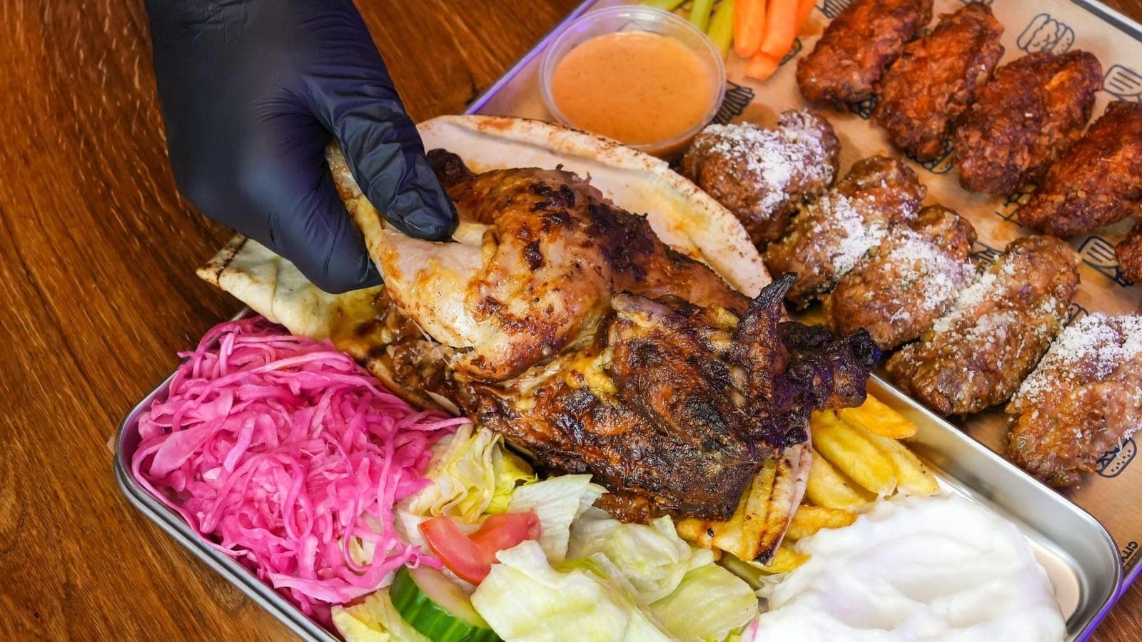 Frisch gegrillte Hähnchen bei Nhas City Chicken – Motiv aus dem Bericht der Berliner Morgenpost über den Hähnchen-Boom in Deutschland